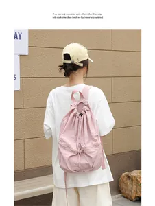 Detailansicht eines lässigen rosa Nylon-Rucksacks mit Kordelzug an einem Modell
