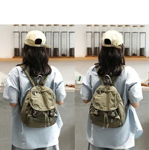 Vista trasera de una mochila de lona lavada de estilo japonés con diseño vintage
