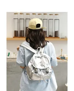 Detalle de la mochila plateada metalizada con acabado brillante y correas ajustables