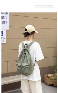 Rückansicht eines lässigen grünen Nylon-Rucksacks mit modischen Falten-Details