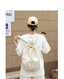 Japanischer weißer Canvas Rucksack mit Kordelzug aus einer stylischen Rückansicht