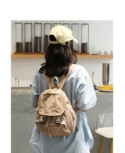 Mochila vintage de lona estilo japonés con acabado desgastado en entorno lifestyle