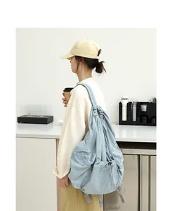 Mochila casual de nailon azul claro con cordón y detalles plisados vista en modelo