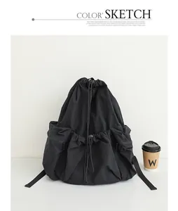 Mochila negra de nailon con cordón, textura plisada y bolsillos laterales con cremallera