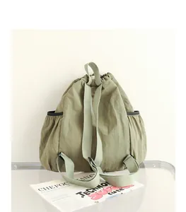 Rückansicht eines gefalteten Nylon-Rucksacks mit Kordelzug in Olivgrün mit Trägern.