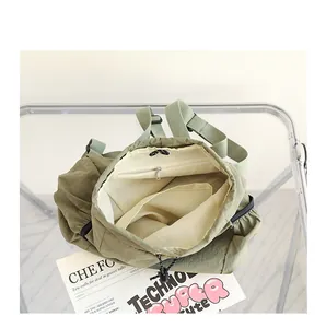 Innendetail eines grünen Nylon-Rucksacks mit Taschen und Futter