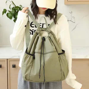 Modischer olivgrüner Nylon-Rucksack mit Kordelzug und Reißverschlusstasche für Alltag.