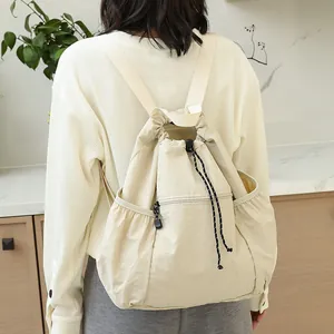 Stilvoller cremefarbener Nylon-Rucksack mit Kordelzug und Falten-Design für Damen.