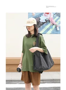 Bolso tote de lona a cuadros de estilo coreano casual llevado por una modelo urbana