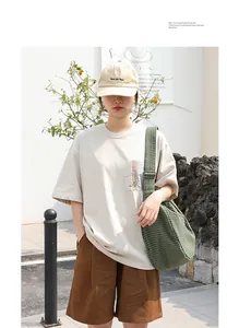Modelo de moda con un bolso de hombro de lona a cuadros verdes en un entorno exterior