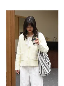 Borsa tote in tela a righe bianche e nere in stile giapponese portata da una modella fika