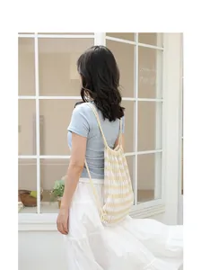 Vista detallada de una mochila de punto a rayas de estilo japonés con cordón
