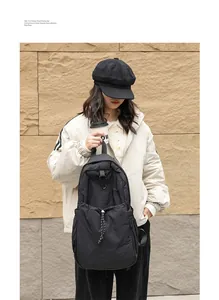 Detalle de estilo de vida de una mochila de nylon negra con cordón y estilo urbano