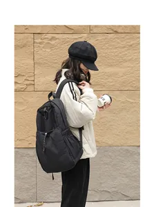 Mochila informal de nailon negro de estilo japonés con cordón en un entorno de estilo de vida.