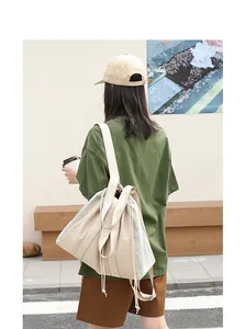 Vista trasera de una mochila informal de colores combinados con cordón ajustable