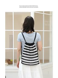 Vista trasera de una mochila de punto a rayas blancas y negras sobre una modelo.