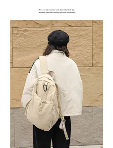 Detalle que muestra la textura y el bolsillo con cordón de una mochila de nailon beige
