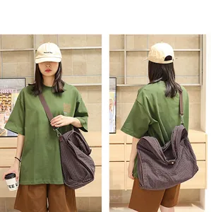 Bolso tote de lona a cuadros informal llevado por una modelo en un entorno de estilo