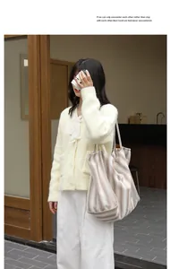 Dettaglio della grande borsa tote in tela a righe nel tipico stile casual giapponese