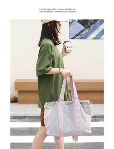 Vista de estilo de vida de bolso tote de nailon con correas en contraste