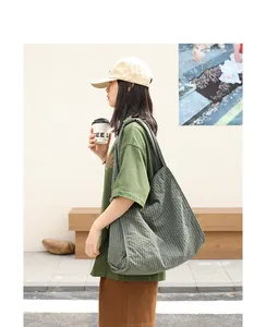 Bolso tote de lona a cuadros verdes para mujer mostrado en una escena de estilo de vida