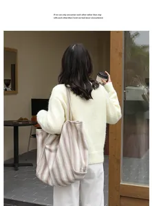 Borsa tote in tela a righe di grande capacità per l'uso quotidiano casual in un caffè