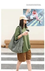 Bolso tote de lona a cuadros casual para mujer en un entorno de estilo urbano moderno