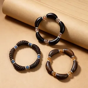 Nahaufnahme von Sandelholz-Armbändern mit natürlichen Kristallperlen und Metall-Abstandshalter