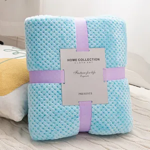 Morbida coperta in flanella azzurra a nido d'ape con elegante nastro regalo viola