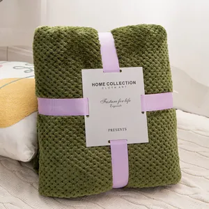 Morbida coperta di flanella verde con trama a nido d'ape e nastro viola decorativo