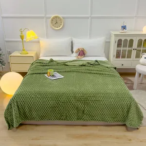 Weiche olivgrüne Flanelldecke mit Waffelmuster auf einem gemütlichen Bett im Schlafzimmer