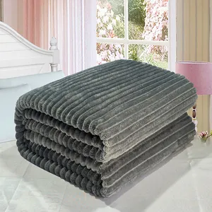 Weiche graue Flanell-Kuscheldecke mit Rippenmuster, ordentlich gefaltet im Schlafzimmer