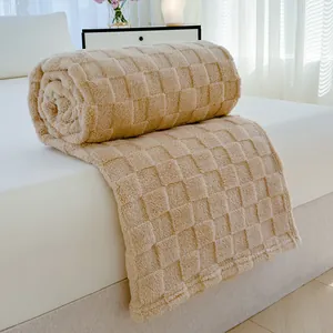 Gemütliche beige karierte Flanelldecke aus weichem Taft-Samt für das Home Office