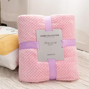 Weiche rosa Flanelldecke mit Ananas-Gittermuster und eleganter lila Schleifenverpackung