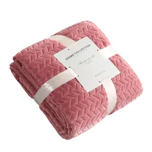 Weiche rosa Korallenvlies-Decke mit Fischgrätenmuster gefaltet in Geschenkverpackung