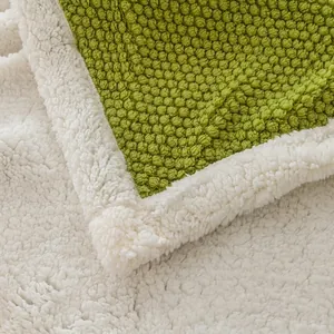 Dicke doppellagige Sherpa-Fleecedecke mit grüner Textur und weißem flauschigem Futter
