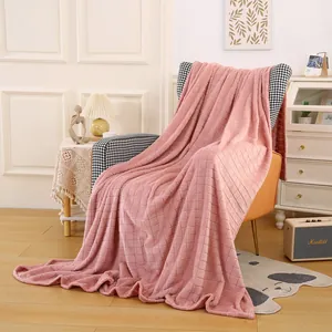 Weiche rosa Flanell-Fleecedecke mit strukturiertem Gittermuster über einem Stuhl