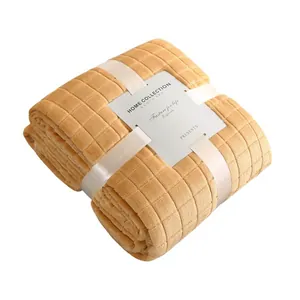 Couverture douce en flanelle jaune gingembre avec motif à carreaux et emballage cadeau
