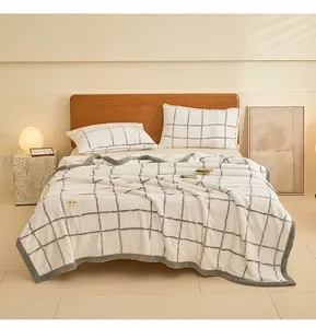 Kuschelige dicke Milchfleece Karo Decke Detailansicht zeigt weiche Textur für Zuhause.