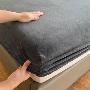 Sábana bajera ajustable de terciopelo de leche gris oscuro con textura suave y elásticos