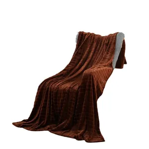 Luxuriöse weiche braune Flanelldecke mit geprägtem Karomuster für Sofa oder Bett geeignet