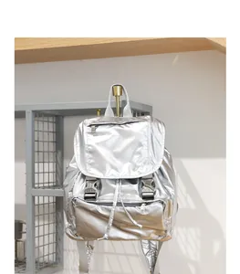 Mochila plateada metalizada con cordón y solapa para un uso diario informal y moderno.