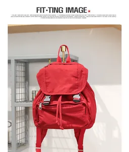 Mochila de lona roja lavada estilo vintage con hebilla y práctico cierre de cordón