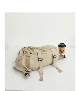 Primer plano de mochila de nailon caqui con cordón, textura plisada y correas laterales