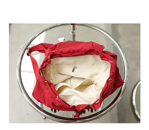 Vista interior de una mochila de lona roja con forro blanco y bolsillos internos