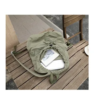 Innenansicht des grünen Nylon-Rucksacks mit Kordelzug für Laptop und Buch mit großem Volumen