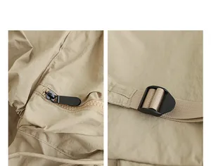 Detalle de mochila de nailon beige que muestra la cremallera y la hebilla de correa ajustable.