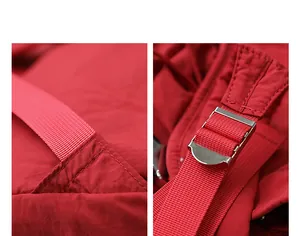 Primer plano macro de las correas de la mochila de lona roja y hebilla metálica.