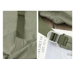 Detailaufnahme des grünen Falten-Nylonstoffs und der Schnalle des japanischen Rucksacks