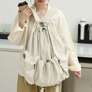 Elegante mochila de nailon crema con cordón y gran capacidad para mujeres con estilo